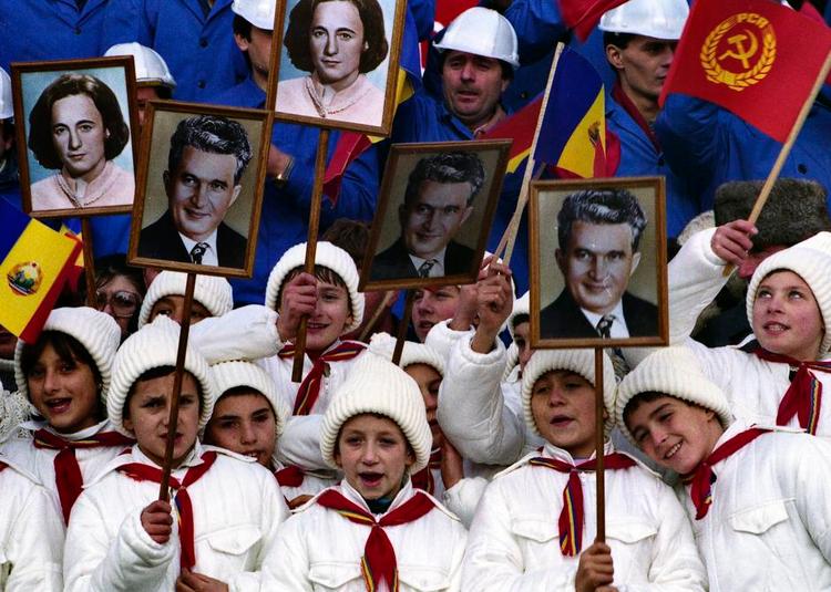 FØR faldet. De rumænske børn fægter med billeder af Nicolae Ceausescu og hans kone, Elena, i november 1989. Foto: 