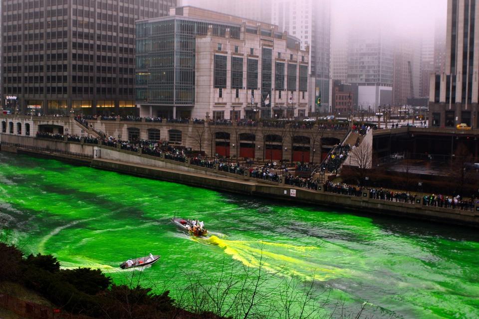 Chicago. I anledning af festdagen er  Chicago River farvet grøn. Farven holder sig normalt et par dage. Foto: Paul Beaty/AP 
