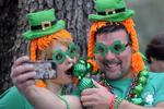Savannah. En selfie må være på plads, når man deltager i St. Patricks-paraden i Savannah, Georgia i USA. Foto: Stephen B. Morton/AP 