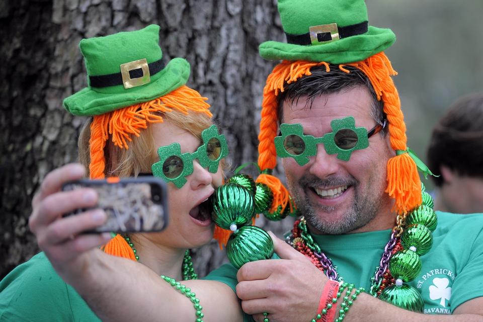 Savannah. En selfie må være på plads, når man deltager i St. Patricks-paraden i Savannah, Georgia i USA. Foto: Stephen B. Morton/AP 