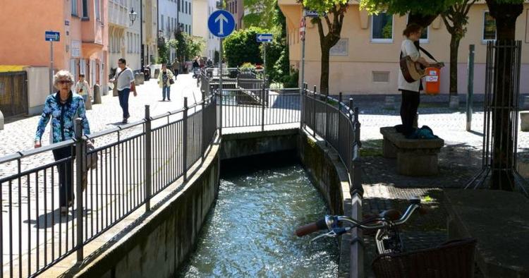 åndehul. Følg byens kanaler og kom forbi pladsen Vorderer Lech med kunstmuseum, chocolaterie og vinbar. 