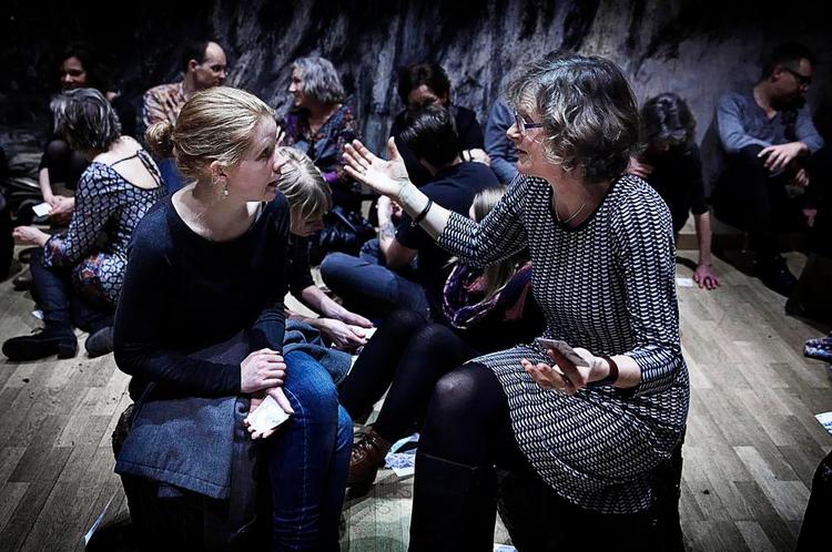 OFFLINE. I en hektisk tid, hvor store dele af den offentlige debat foregår på sociale medier, opsøger folk samtale saloner for at mødes og tale om noget, der stikker dybere end »... og hvad laver du så«. 