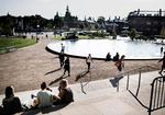 Tak.  Annie og Otto Johs. Detlefs' Fonde donerede 27,5 millioner kroner til Statens Museum for Kunsts nye forhave. 