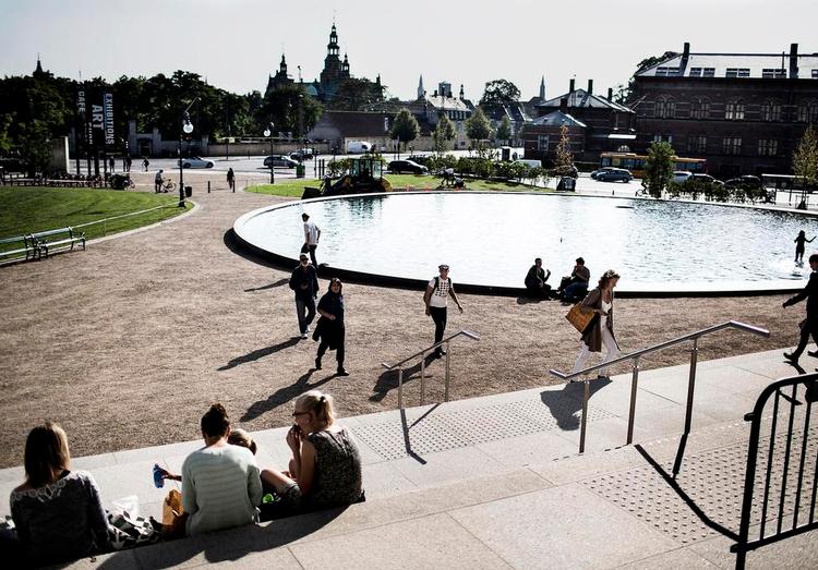 Tak.  Annie og Otto Johs. Detlefs' Fonde donerede 27,5 millioner kroner til Statens Museum for Kunsts nye forhave. 