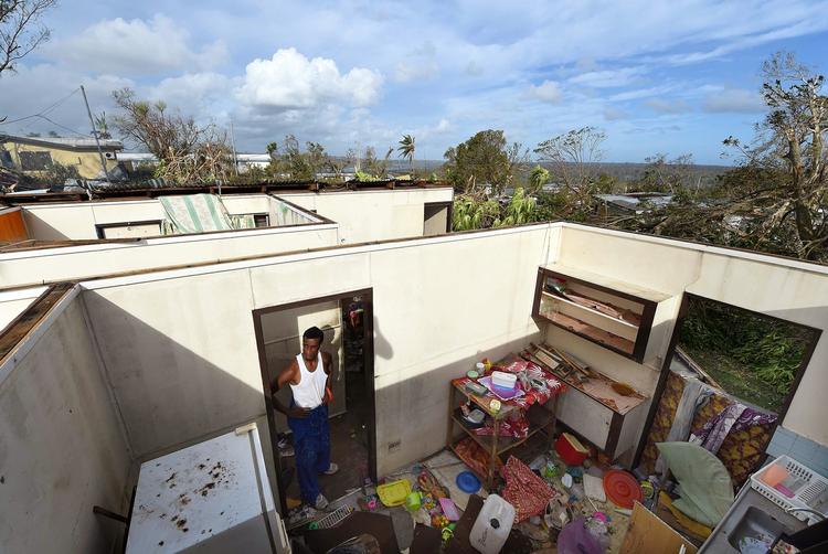 Altødelæggende. Orkanen Pam ramte østaten Vanuatu i weekenden. Især Vanuatus hovedstad Port Vila, hvor Uwen Garae her står i resterne af sit hus, er blevet hårdt ramt af orkanen. Nødhjælpsorganisationer i området vurderer, at 90 procent af husene i hovedstaden er blevet beskadiget. 
