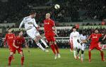 Hovedstød. Swansea Citys Gylfi Sigurdsson  header på mål mod Liverpool 