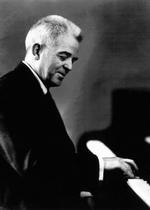 Enkelt. Carl Nielsen fanget i en karakteristisk situation, hvor han griber et simpelt lille interval på tangenterne. 