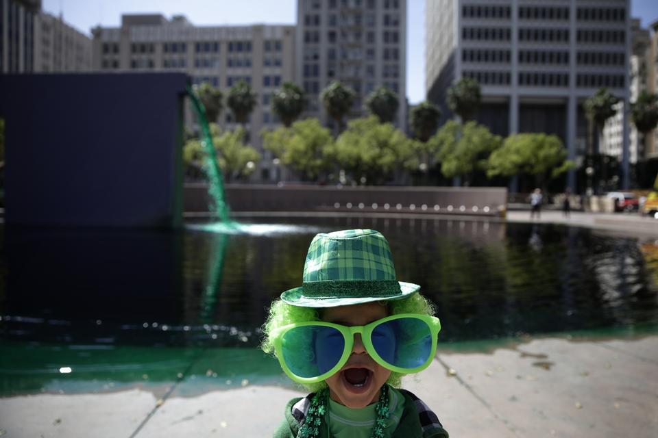 Californien. Børnene lever sig ind i den irske fest. Her i Los Angeles, hvor et bassin er farvet grønt. Foto: Jae C. Hong/AP 