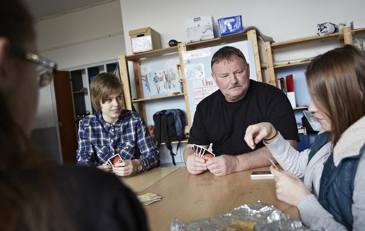 Uno. Når der er en lille pause i matematikundervisningen, er der tid til en hurtig omgang uno. Verner Kongsted er blevet indstillet af sine elever til Politikens Undervisningspris. 
