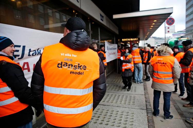 Protest. Ansatte fra lufthavnen i Kastrup talte for 'den danske model', mens Ryanair holder pressemøde. 
