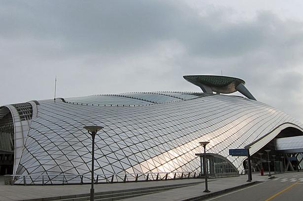 2. Sydkoreas Incheon International Airport har før vundet prisen som verdens bedste lufthavn, men er i år på andenpladsen. I lufthavnen, med det lettere futuristiske udseende, kan passagerer blandt andet tage et smut på skøjtebanen, spadsere en tur i lufthavnens indendørshave eller tage med shuttlebussen på den fem minutter lange tur ud til lufthavnens egen 18 huller store golfbane. 
