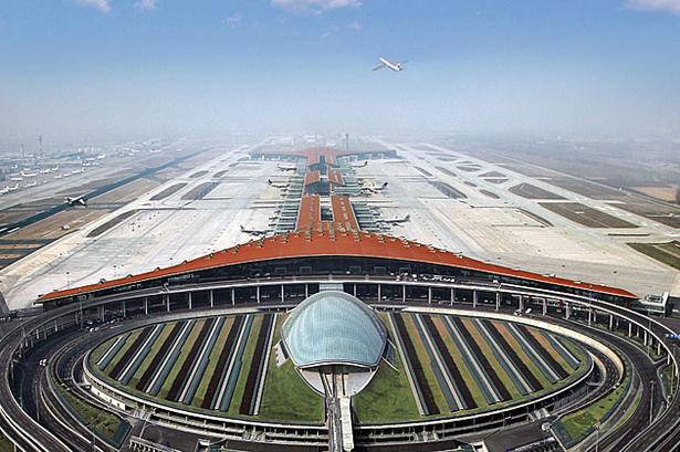 10. Beijing Capital International Airport lukke dette års top 10 liste som den sjette asiatiske kufthavn på listen. Da Beijing skulle byde velkommen til OL i 2008, skulle det være med en ny flot lufthavnsterminal. Terminal 3 er designet af den britiske stjernearkitekt Norman Foster og er større end Heathrows fem terminaler tilsammen. 
