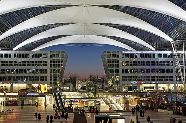 3. Lufthavnen i tyske München er røget ind på en flot tredjeplads. Det er Tysklands næstmest travle og har blandt andet forrykt mange forretninger, omkring 150, hvor de rejsende kan shoppe inden afgang. 