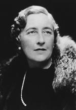 Krimidronning. Nok var der andre dronningeemner, Sayers, Allingham, Marsh, men Agatha Christie troner som det logiske puslespils suveræne dronning med sin skægsnoede Hercule Poirot og sin supernysgerrige Jane Marple. 