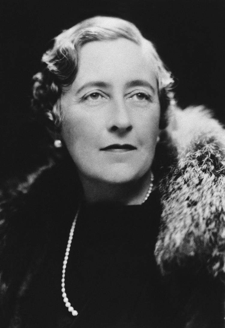 Krimidronning. Nok var der andre dronningeemner, Sayers, Allingham, Marsh, men Agatha Christie troner som det logiske puslespils suveræne dronning med sin skægsnoede Hercule Poirot og sin supernysgerrige Jane Marple. 