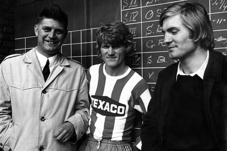 Nyindkøb. Vicepræsidenten i Cercle Brügge, Lucien Hautikiet har købt Morten Olsen fra B 1901 i 1972. Til højre ses Benny Nielsen. 