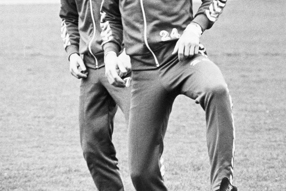 Anfører. Morten Olsen ses her til træning med landsholdet i 1983. 