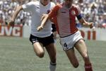 VM. Morten Olsen i aktion mod Vesttyskland ved VM i Mexico i 1986. Mens de offensive profiler hed Michael Laudrup, Preben Elkjær og Frank Arnesen m.fl. stod Morten Olsen for at holde styr på de bagerstre rækker på holdet. 