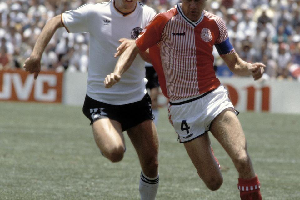 VM. Morten Olsen i aktion mod Vesttyskland ved VM i Mexico i 1986. Mens de offensive profiler hed Michael Laudrup, Preben Elkjær og Frank Arnesen m.fl. stod Morten Olsen for at holde styr på de bagerstre rækker på holdet. 