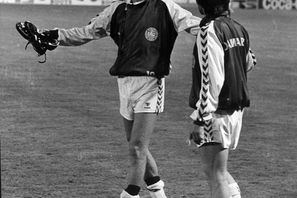 Nederlag. Morten Olsen ses her i diskussion med Jesper Olsen efter Danmarks nederlag mod Spanien ved EM i fodbold i 1984. 