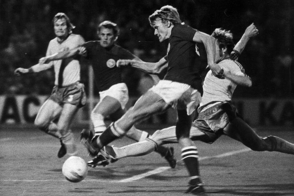 Sverige. Morten Olsen i en kamp mod naboerne fra Sverige i en kamp i 1975. 