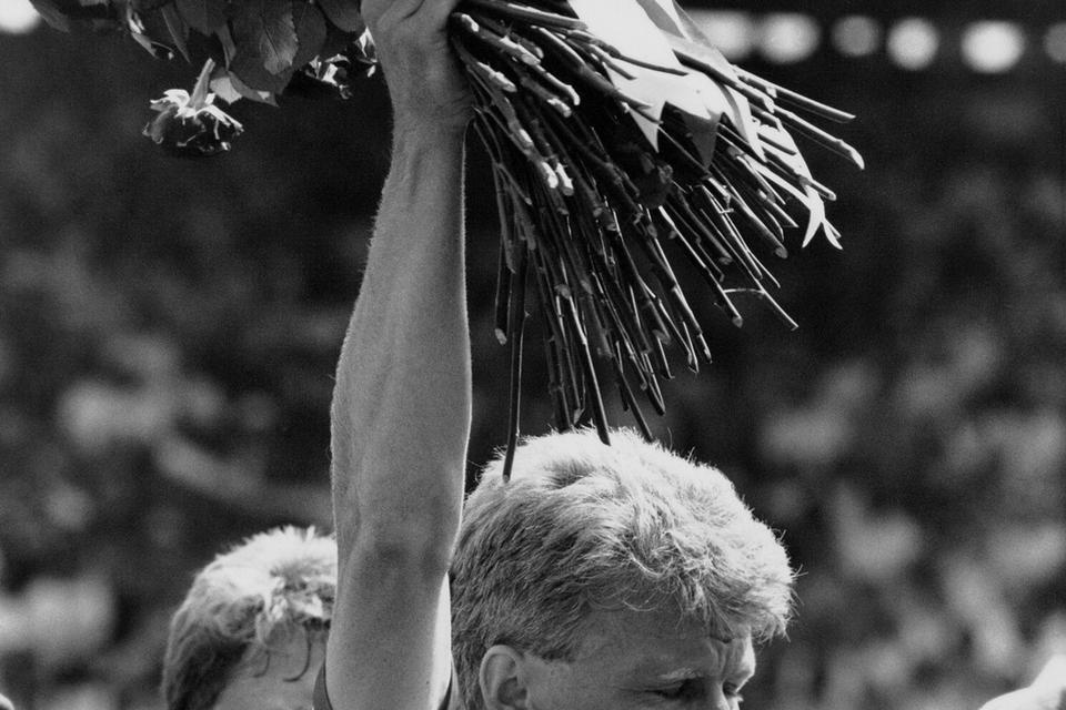 Slut. Efter 19 år og 102 landskampe sagde Morten Olsen stop som spiller i 1989. Det skete i en kamp mod Brasilien, som Danmark vandt 4-0. Morten Olsen scorede selv til 1-0 efter en halv time. 