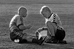 Afslapning. Morten Olsen ses her i selskab med 'Plæneklipperen' Stig Tøfting under slutrunden i 2002 i den danske træningslerj i Wakayama i Japan. 