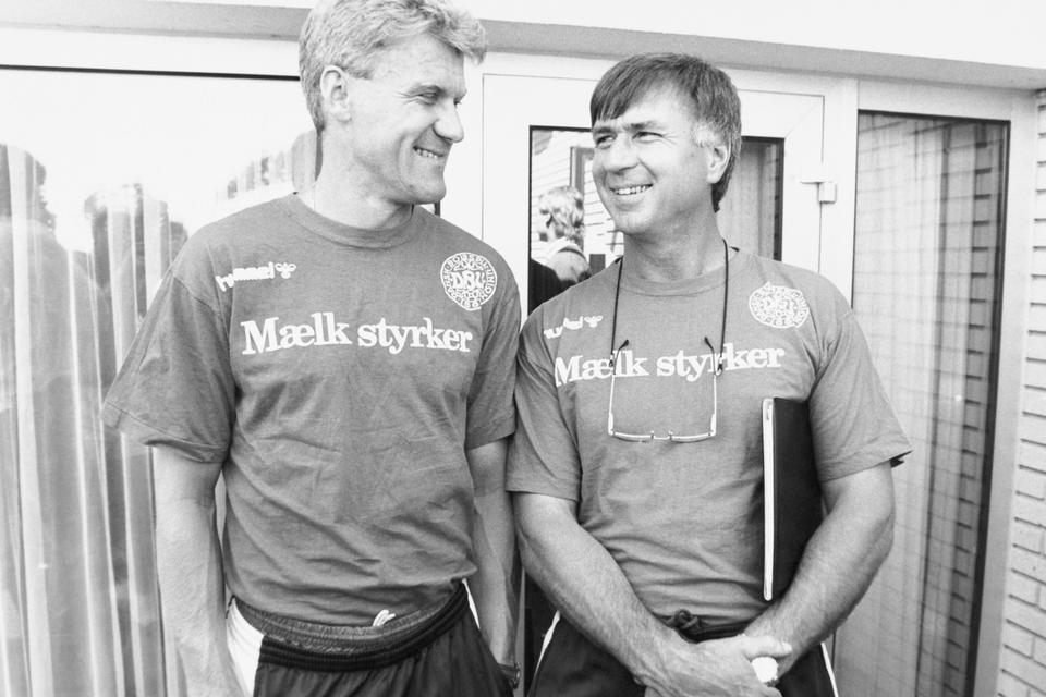 Landstrænere. Morten Olsen i selskab med den tidligere landstræner Sepp Piontek. Kaptajn Olsen efterfulgte en årrække senere sin tidligere chef på posten. 