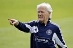 Slutrunder. Morten Olsen har indtil videre kvalificeret landsholdet til fire ud af syv slutrunder. Her ses han ved EM i Polen under en træning. Danmark kom ikke videre fra gruppespillet. 