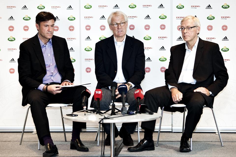 Forlængelse. Morten Olsen meddelte på et pressemøde, at han ville blive på posten som landstræner til 2014 - senere forlængede han kontrakten endnu engang. Han ses i selskab med to tidligere kolleger - kommunikationschef i DBU Lars Berendt (til venstre) og DBU's generalsekretær Jim Stjerne Hansen, som han samarbejdede med indtil sidste år. 