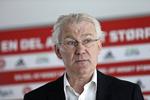 Afslutning. Morten Olsen meddelte i dag på et pressemøde, at han stopper som landstræner senest 1. juli næste år. Inden da har Danmark vigtige kvalifikationskampe, og landstræneren kan nå at stå i spidsen for Danmark ved en emte og sidste slutrunde, når EM afholdes i Frankrig næste sommer. 