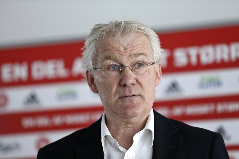 Afslutning. Morten Olsen meddelte i dag på et pressemøde, at han stopper som landstræner senest 1. juli næste år. Inden da har Danmark vigtige kvalifikationskampe, og landstræneren kan nå at stå i spidsen for Danmark ved en emte og sidste slutrunde, når EM afholdes i Frankrig næste sommer. 