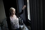 Smerter. Carina Fehrn kan efter en arbejdsskade hverken stå eller sidde særligt længe ad gangen på grund af dårlig ryg, men hun kan ikke få førtidspension. 