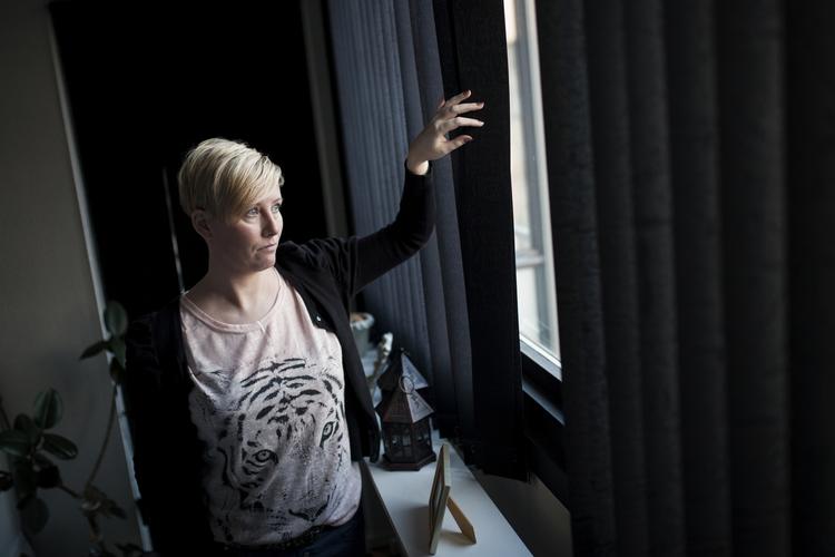 Smerter. Carina Fehrn kan efter en arbejdsskade hverken stå eller sidde særligt længe ad gangen på grund af dårlig ryg, men hun kan ikke få førtidspension. 