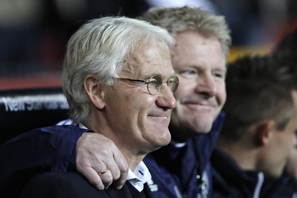 Assistent. Morten Olsen udnævnte i 2006 Peter Bonde til ny assistenttræner. Her ses de ved en kvalifikationskamp mod Italien, hvor Danmark spillede 2-2. For en uge siden blev Peter Bonde forbigået til posten som ny talentchef i DBU, hvilket fik Morten Olsen til at udtrykke sin skuffelse over beslutningen. Nu ser samarbejdet mellem de to ud til at stoppe, når Olsen siger farvel til DBU og det danske landshold fra næste sommer. 