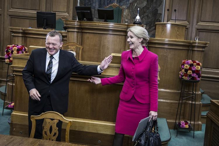 Tillid. Oppositionsleder Lars Løkke Rasmussen (V) lover sammen med statsminister Helle Thorning-Schmidt (S), at der ikke bliver pillet ved udlændingepolitikken, hvis Danmarks retsforbehold i EU bliver lempet ved en folkeafstemning. Arkiv 