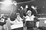glæde. Allan Simonsen og Morten Olsen jubler ud mod publikum, efter at det danske fodboldlandshold havde slået England 1-0 på Wembley i 1983 og overhalet englænderne i kampen om at kvalificere sig til EM 1984 i Frankrig, hvor de danske dynamitdrenge fik sit store gennembrud. Arkivfoto: Erik Gleie/Polfoto 