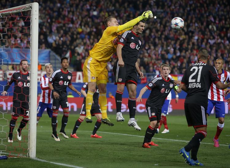 REDNING. Leverkusens målmand Bernd Leno får sendt bolden væk fra farezonen, før det hele ender i duel på straffespark 