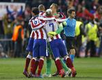 Glæde. Atletico Madrid-spillerne jublede, efter at de havde vundet straffesparkskonkurrencen over Leverkusen og var videre til Champions Leagues kvartfinaler. Foto: Daniel Ochoa de Olza/AP 