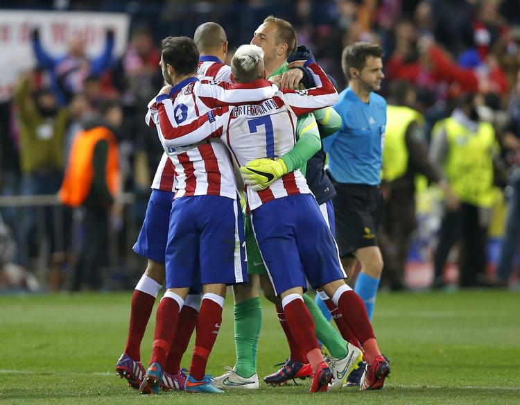 Glæde. Atletico Madrid-spillerne jublede, efter at de havde vundet straffesparkskonkurrencen over Leverkusen og var videre til Champions Leagues kvartfinaler. Foto: Daniel Ochoa de Olza/AP 