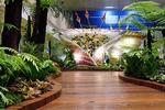 1. Changi-lufthavnen i Singapore har omkring 5.000 ankomster og afgange hver uge. Lufthavnen vinder blandt andet prisen som verdens bedste lufthavn 2015 for stedets indendørshaver, swimmingpoolen på taget, muligheden for gratis biograffilm og det store udvalg af luksusbutikker. Og så spiser man i øvrigt fremragende i lufthavnens store food court. 