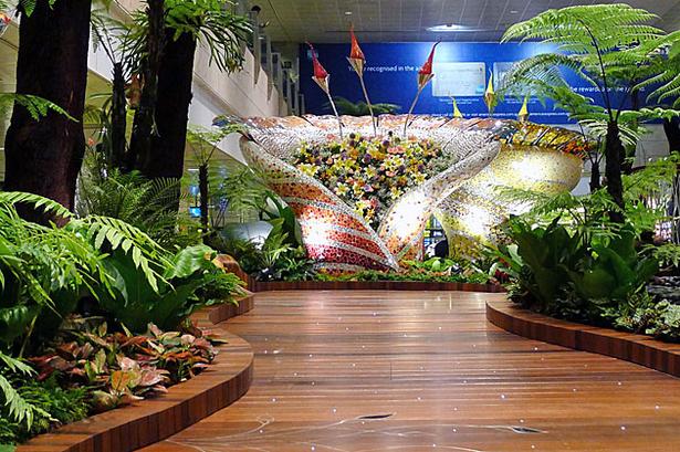 1. Changi-lufthavnen i Singapore har omkring 5.000 ankomster og afgange hver uge. Lufthavnen vinder blandt andet prisen som verdens bedste lufthavn 2015 for stedets indendørshaver, swimmingpoolen på taget, muligheden for gratis biograffilm og det store udvalg af luksusbutikker. Og så spiser man i øvrigt fremragende i lufthavnens store food court. 