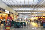4. Hong Kong International Airport – også kendt som Chek Lap Kok – sender rejsende mange steder hen i verden. Og mange af dem på fuld mave efter et godt måltid. I en Politiken-artikel om verdens bedste lufthavnsrestauranter blev maden i Hongkong-lufthavnen for nylig beskrevet således: »En af de michelindrevne foodjoints er Hung Delicacies i lufthavnen i Hongkong. Her får du marinerede Hongkong- og sydkinesiske-retter. Prøv deres virkeligt velsmagende marinerede gås«. 