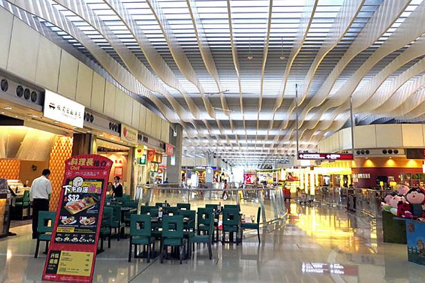 4. Hong Kong International Airport – også kendt som Chek Lap Kok – sender rejsende mange steder hen i verden. Og mange af dem på fuld mave efter et godt måltid. I en Politiken-artikel om verdens bedste lufthavnsrestauranter blev maden i Hongkong-lufthavnen for nylig beskrevet således: »En af de michelindrevne foodjoints er Hung Delicacies i lufthavnen i Hongkong. Her får du marinerede Hongkong- og sydkinesiske-retter. Prøv deres virkeligt velsmagende marinerede gås«. 