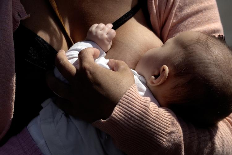 sundt. Det er ikke bare godt for immunsystemet. Amning påvirker også børn intelligens i positiv retning, viser ny forskning. 