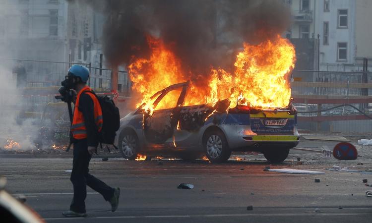 Uro. 350 demonstranter er anholdt, og 88 politibetjente er såret i optøjer i Frankfurt i forbindelse med åbningen af ECB's nye hovedsæde. 