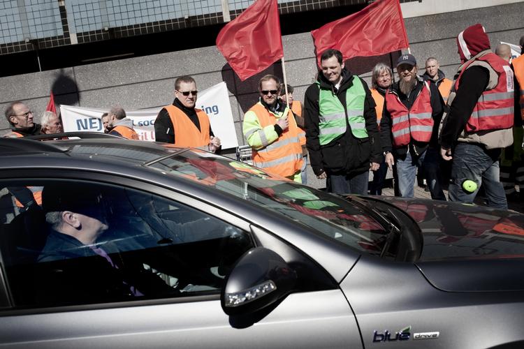 Demo. Allerede timer før første Ryanair kommer til København var demonstranterne på plads i luftavnen. 
