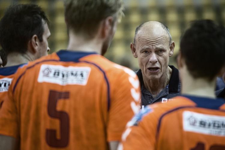 slutspil. Århus-træner Erik Veje Rasmussen taler for, at strukturen i håndboldligaen skal laves om. Hans hold risikerer at skulle på tidlig sommerferie. 