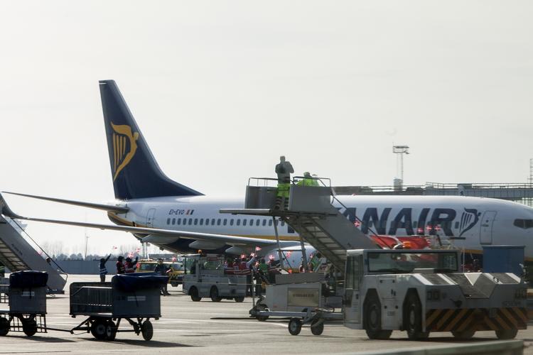 Låst. For første gang er Ryanair landet i Københavns Lufthavn. Til gengæld er det endnu ikke kommet af sted igen. 
