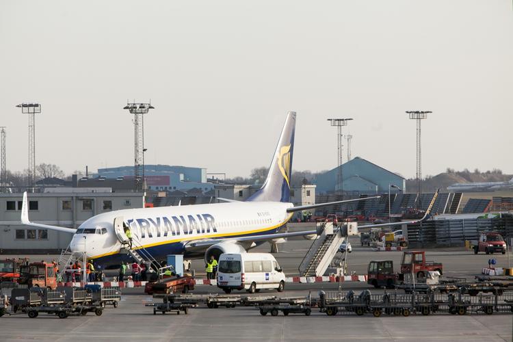 Ved 18-tiden begyndte tankningen af flyet, så passagererne kunne komme ombord. 
